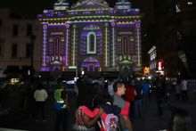Un show tecnol&oacute;gico ilumina la Plaza de Caycedo
