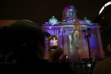 Un show tecnol&oacute;gico ilumina la Plaza de Caycedo