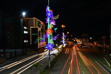 Al sur de Cali, m&aacute;stiles de flores y colibr&iacute;es adornan los postes de la calle 5 y un mural gigante en el Parque Panamericano se dispone a acompa&ntilde;ar la mejor postal. 