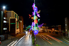 Al sur de Cali, m&aacute;stiles de flores y colibr&iacute;es adornan los postes de la calle 5 y un mural gigante en el Parque Panamericano se dispone a acompa&ntilde;ar la mejor postal. 