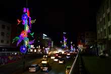 Al sur de Cali, m&aacute;stiles de flores y colibr&iacute;es adornan los postes de la calle 5 y un mural gigante en el Parque Panamericano se dispone a acompa&ntilde;ar la mejor postal. 