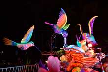 En la zona centro, en el Bulevar del R&iacute;o, se tienen macro figuras hechas por artesanos nari&ntilde;enses que han trabajado 12 figuras volum&eacute;tricas que recrean una hermosa leyenda alrededor del colibr&iacute;. 