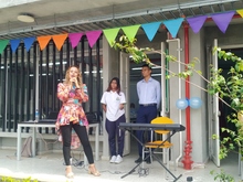 Una biblioteca escolar con superh&eacute;roes e historietas