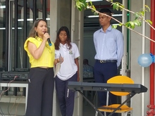 Una biblioteca escolar con superh&eacute;roes e historietas