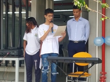 Una biblioteca escolar con superh&eacute;roes e historietas