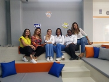 Una biblioteca escolar con superh&eacute;roes e historietas