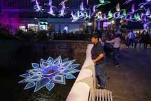 La magia del alumbrado navide&ntilde;o deslumbra a turistas extranjeros