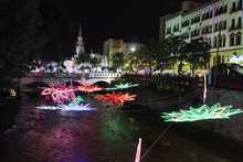 La magia del alumbrado navide&ntilde;o deslumbra a turistas extranjeros