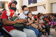 Navidad, sonrisas y cale&ntilde;idad para la ni&ntilde;ez del Barrio Breta&ntilde;a