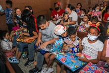 Navidad, sonrisas y cale&ntilde;idad para la ni&ntilde;ez del Barrio Breta&ntilde;a