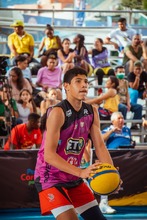 Adri&aacute;n, el espigado hijo de &Oacute;scar C&oacute;rdoba que no hered&oacute; el arco pero brilla en el baloncesto