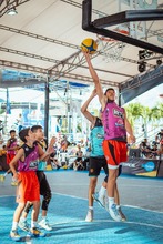 Adri&aacute;n, el espigado hijo de &Oacute;scar C&oacute;rdoba que no hered&oacute; el arco pero brilla en el baloncesto