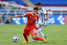 Argentina venci&oacute; a Per&uacute; y mantiene su ilusi&oacute;n en el Suramericano Sub 20 