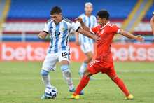 Argentina venci&oacute; a Per&uacute; y mantiene su ilusi&oacute;n en el Suramericano Sub 20 