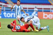 Argentina venci&oacute; a Per&uacute; y mantiene su ilusi&oacute;n en el Suramericano Sub 20 