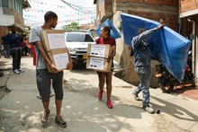 Alcaldía de Cali entregó ayudas humanitarias a familias afectadas por incendio en Los Chorros