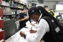 Autoridades cale&ntilde;as desplegaron operativos del Plan Ne&oacute;n en la Comuna 15