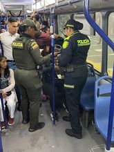 Para evitar que el delito viaje, Polic&iacute;a madrug&oacute; a subirse al MIO 