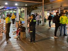 Para evitar que el delito viaje, Polic&iacute;a madrug&oacute; a subirse al MIO 