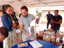 Maestros y estudiantes de la comuna 18 recibieron dotaci&oacute;n en sus instituciones educativas 