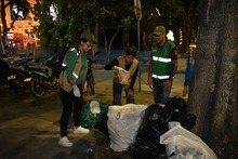 En Parque del Perro, algunos restaurantes siguen impactando con residuos el separador vial