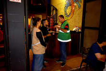 En Parque del Perro, algunos restaurantes siguen impactando con residuos el separador vial