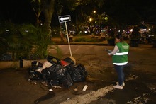 En Parque del Perro, algunos restaurantes siguen impactando con residuos el separador vial