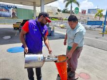 Selladas dos mangueras de combustible en una estaci&oacute;n de gasolina
