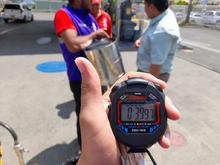 Selladas dos mangueras de combustible en una estaci&oacute;n de gasolina