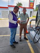 Selladas dos mangueras de combustible en una estaci&oacute;n de gasolina