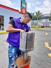 Selladas dos mangueras de combustible en una estaci&oacute;n de gasolina