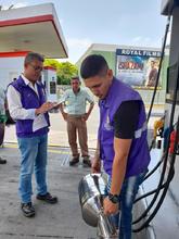Selladas dos mangueras de combustible en una estaci&oacute;n de gasolina