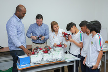 Ruta pedag&oacute;gica dot&oacute; con kits de rob&oacute;tica a dos instituciones educativas