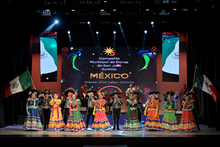 Estudiantes cale&ntilde;os disfrutaron del espect&aacute;culo folcl&oacute;rico del Primer Encuentro Mundial de Culturas Populares