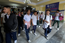 Estudiantes cale&ntilde;os disfrutaron del espect&aacute;culo folcl&oacute;rico del Primer Encuentro Mundial de Culturas Populares