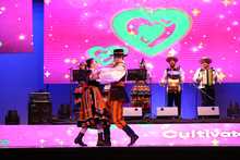 Cale&ntilde;os encantados con danzas de Polonia