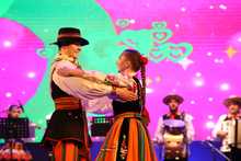 Cale&ntilde;os encantados con danzas de Polonia