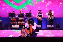 Cale&ntilde;os encantados con danzas de Polonia