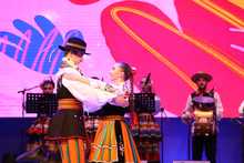 Cale&ntilde;os encantados con danzas de Polonia