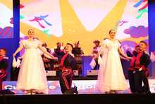 Cale&ntilde;os encantados con danzas de Polonia