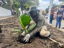 Estudiantes fueron protagonistas en recuperaci&oacute;n de punto impactado por residuos