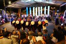 Danza andina y hawaiana convirtieron en fiesta el encuentro de culturas populares en la Loma de la Cruz 