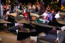 Danza andina y hawaiana convirtieron en fiesta el encuentro de culturas populares en la Loma de la Cruz 