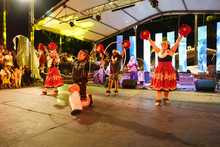 Danza andina y hawaiana convirtieron en fiesta el encuentro de culturas populares en la Loma de la Cruz 