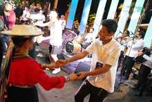 Danza andina y hawaiana convirtieron en fiesta el encuentro de culturas populares en la Loma de la Cruz 