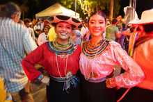 Danza andina y hawaiana convirtieron en fiesta el encuentro de culturas populares en la Loma de la Cruz 