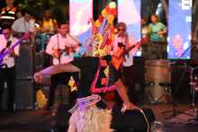 Danza andina y hawaiana convirtieron en fiesta el encuentro de culturas populares en la Loma de la Cruz 