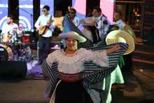 Danza andina y hawaiana convirtieron en fiesta el encuentro de culturas populares en la Loma de la Cruz 