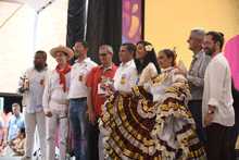 En el Encuentro de Culturas Populares se intercambiaron presentes para recordar este evento de talla mundial