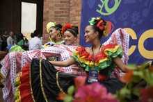 En el Encuentro de Culturas Populares se intercambiaron presentes para recordar este evento de talla mundial